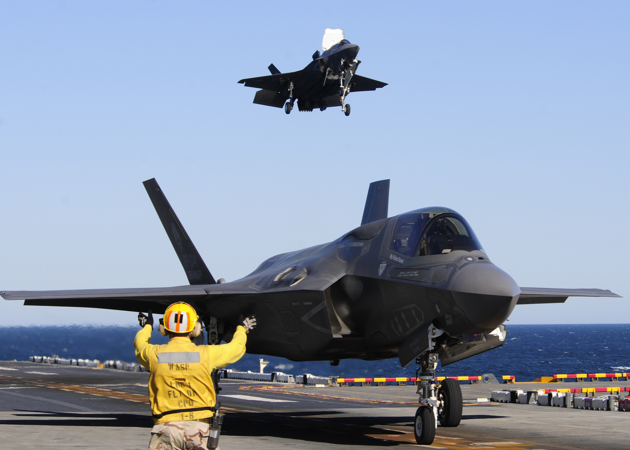 A legtöbb gond a helyből fel- és leszállni képes F-35C-t övezi <br>(fotó: Lockheed Martin)