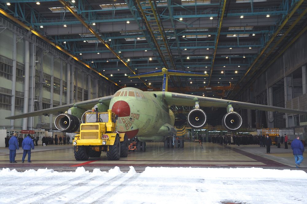 A proto Il-476-os elhagyja a szülőhangárt <br>(fotó: OAK)