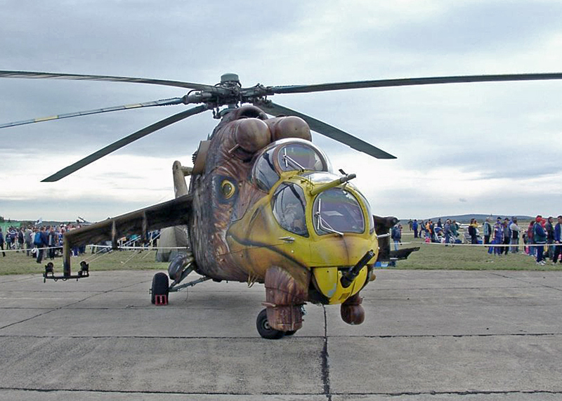 A 117-es oldalszámú Mi-24D Csőrike I. 2000-ben Szentkirályszabadján<br>A képre kattintva fotógaléria nyílik<br>(képek: a szerző gyűjteményéből)