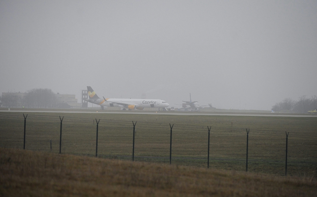 A Condor Berlinből Hurghadába tartó Airbus A321-esének Belgrád térségében meg kellett szakítania az útját bombafenyegetés miatt, a gép a budapesti Liszt Ferenc Nemzetközi Repülőtéren szállt le<br>(fotó: Mihádák Zoltán, MTI)