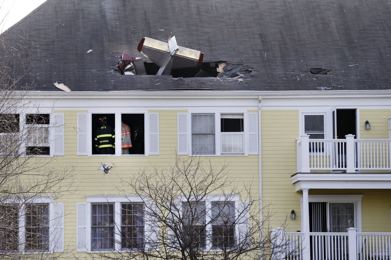 Egy családi ház tetejébe fúródott egy kisrepülő a Massachusetts állambeli Methuenben, a pilóta meghalt (fotó: Daily Mail)