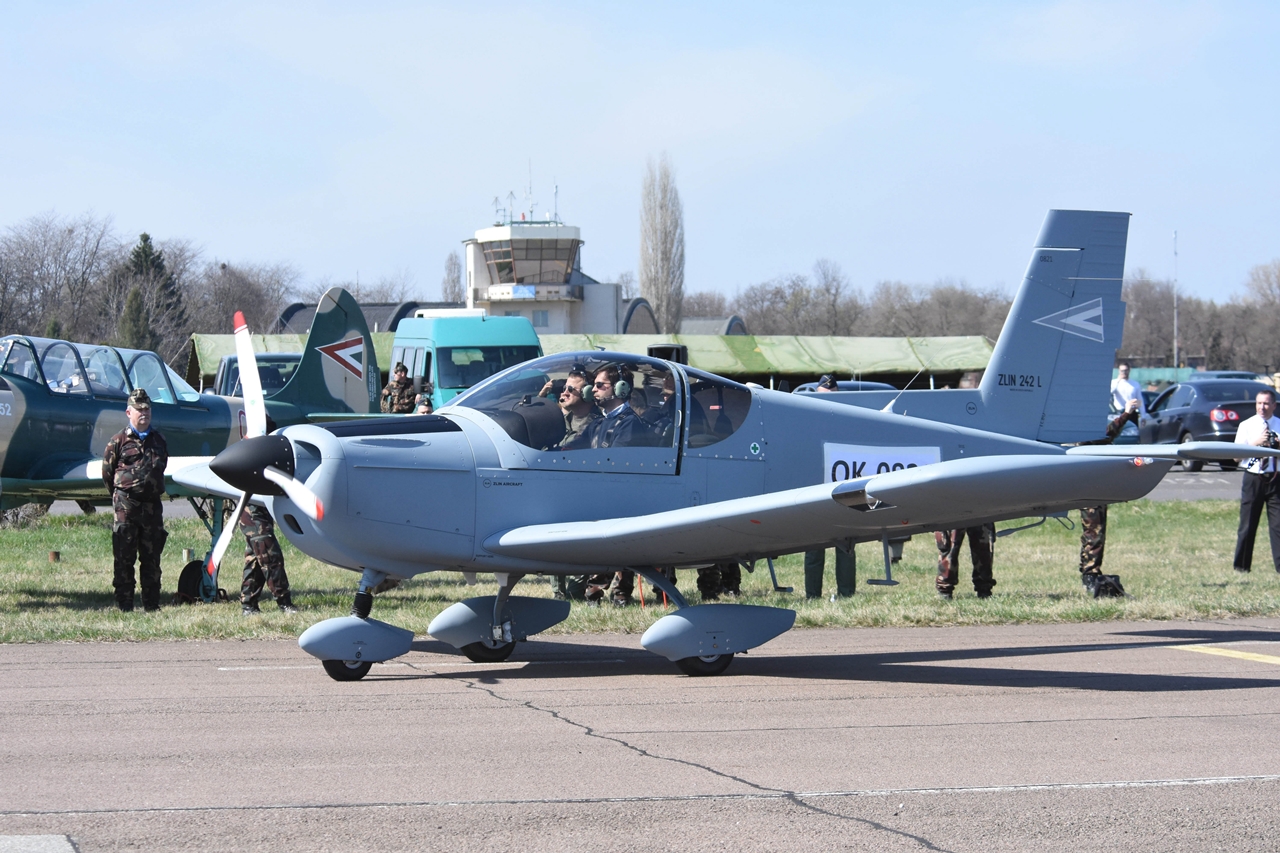Két új Zlin Z-242L repülőgéppel gazdagodott a szolnoki Ittebei Kiss József helikopterbázis (fotó: Mészáros János/MTI)