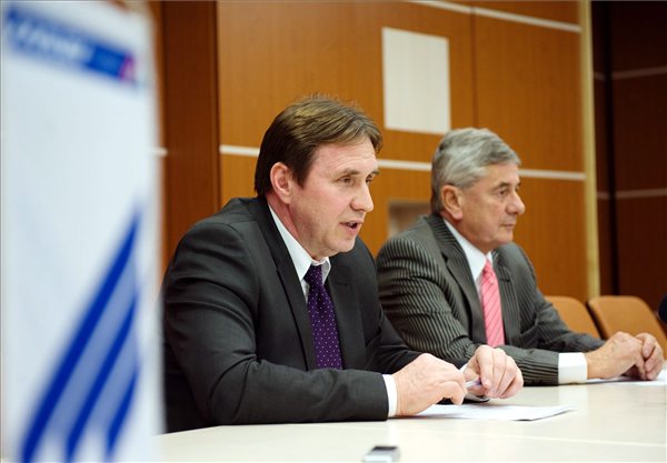 Balról Fábián Balázs, jobbról Berényi János, a Malév Zrt. elnöke<br>(fotó: MTI)