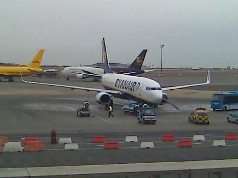 A Ryanair különgépe egy óra után érkezett Ferihegyre - ez lesz a leggyakoribb logó a budapesti reptéren? <br>(fotó: Szilágyi Károly)