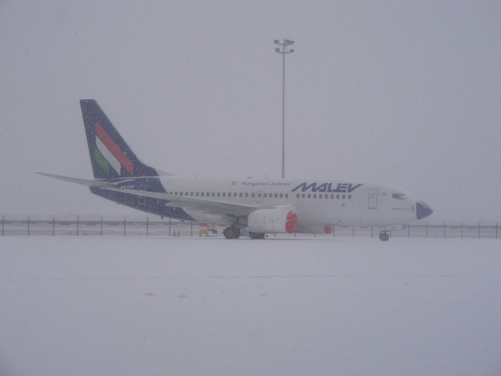 A gép még a nagy hétvégi havazás idején a műszaki előtéren <br>(fotó: Tálas Mihály)