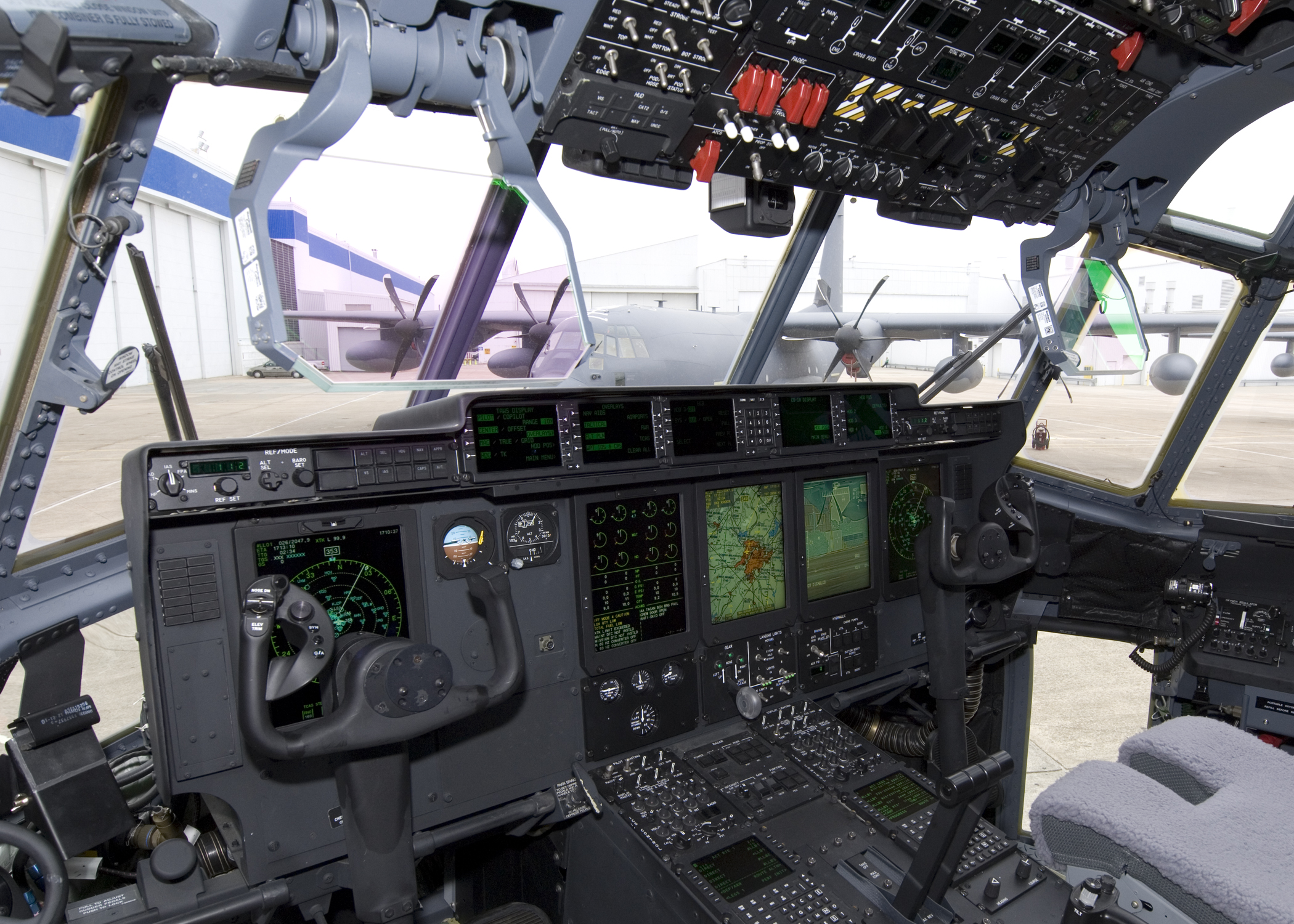 A pilótafülke is a különleges feladatnak megfelelően egészült ki <br>(fotó: USAF)