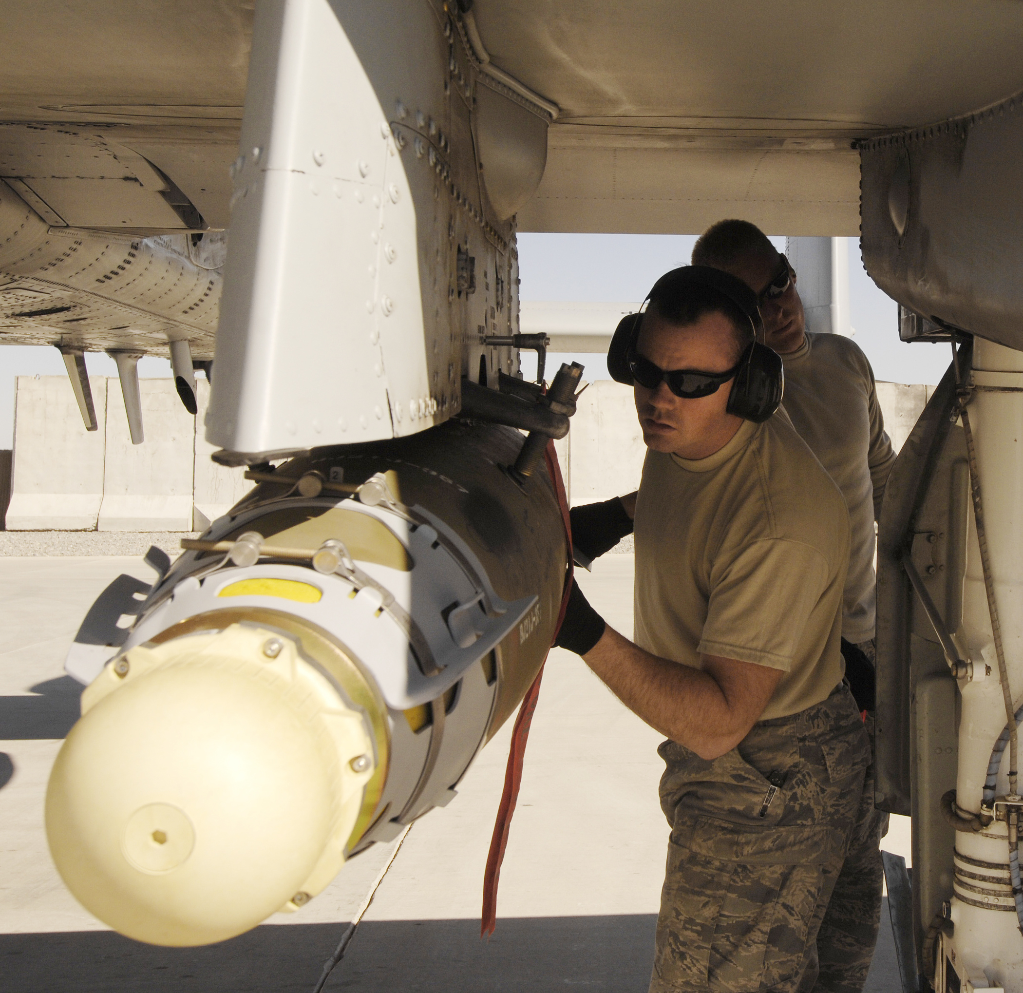 Afganisztán, Kandahár Légitámaszpont: feladatra készülve <br>(fotó: USAF)