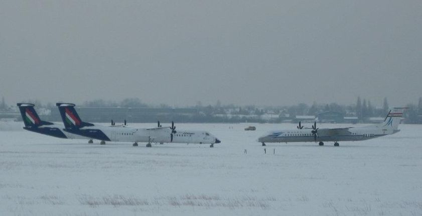 Átrepülésre felkészítés előtt, még együtt a három Q400-as Ferihegyen <br>(fotó: Munkácsi Zsuzsa)
