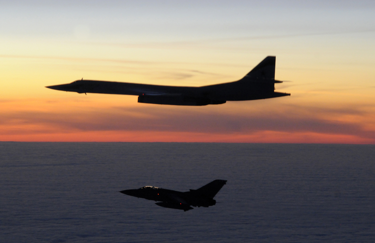 Valentin-napi romantikus naplemente, orosz Tu-160-assal és az őt elfogó brit Tornado F3 vadászgéppel <br>(fotó: NATO)
