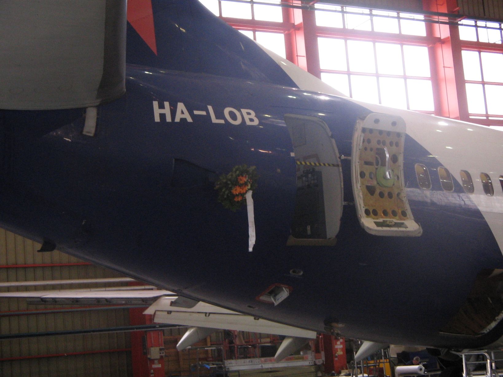 A 737-es az ACE-hangárban az összeomlás napján, koszorúval <br>(fotó: Tálas Miklós)