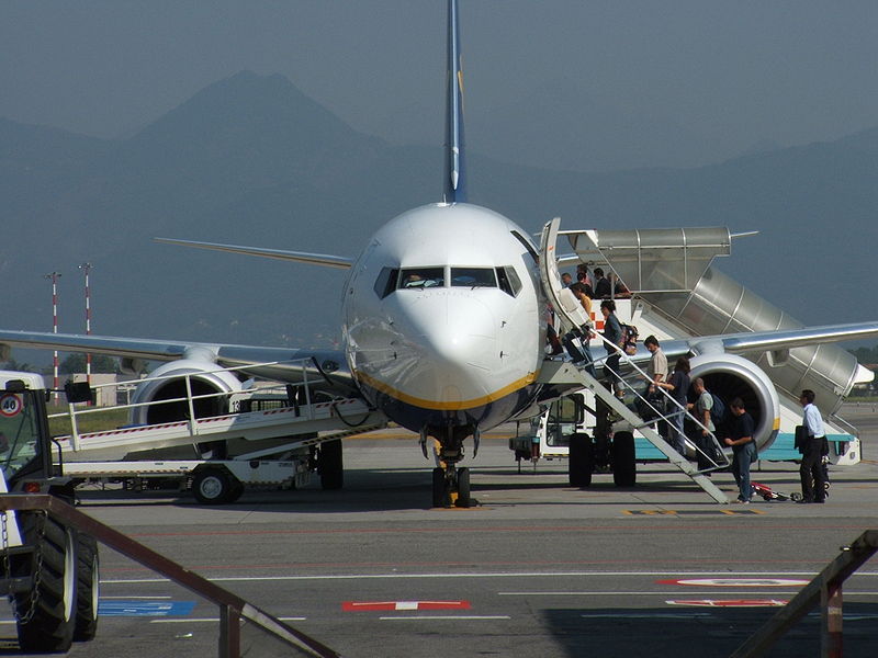 Mint mindenhol, így a 2-es terminálon is saját lépcsőjüket használják a Ryan-737-esek <br>(Fotók: wikimedia)