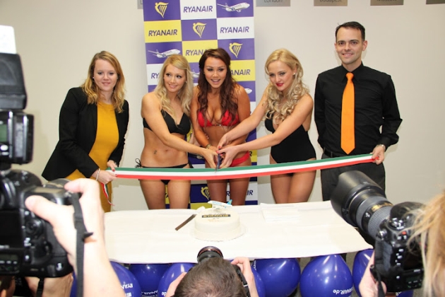 A budapesti bázis megnyitását bikinis lányokkal ünnepelte az ír fapados <br> Fotó: Ryanair