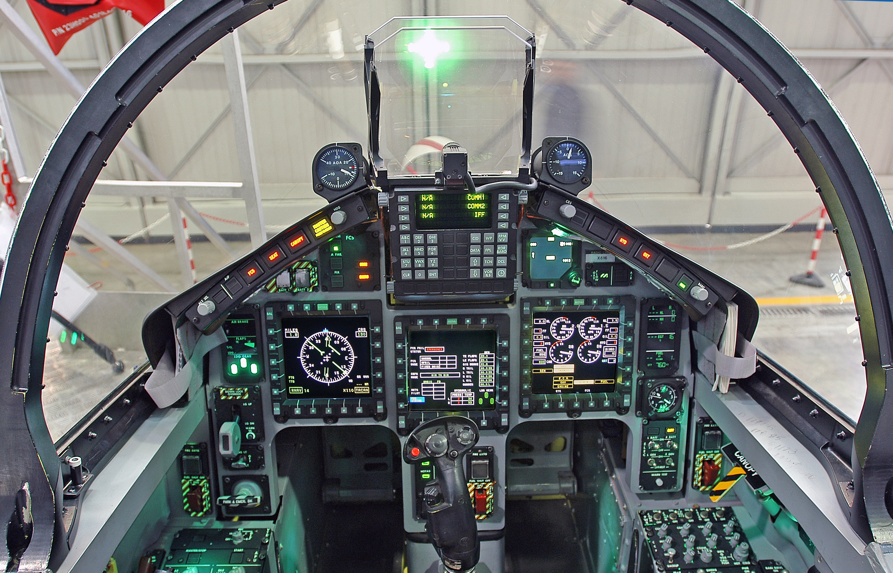 A pilótafülke XXI. századi kialakítású, LCD-kijelzőkre alapozott <br>(fotó: aleniaaermacchi.it)