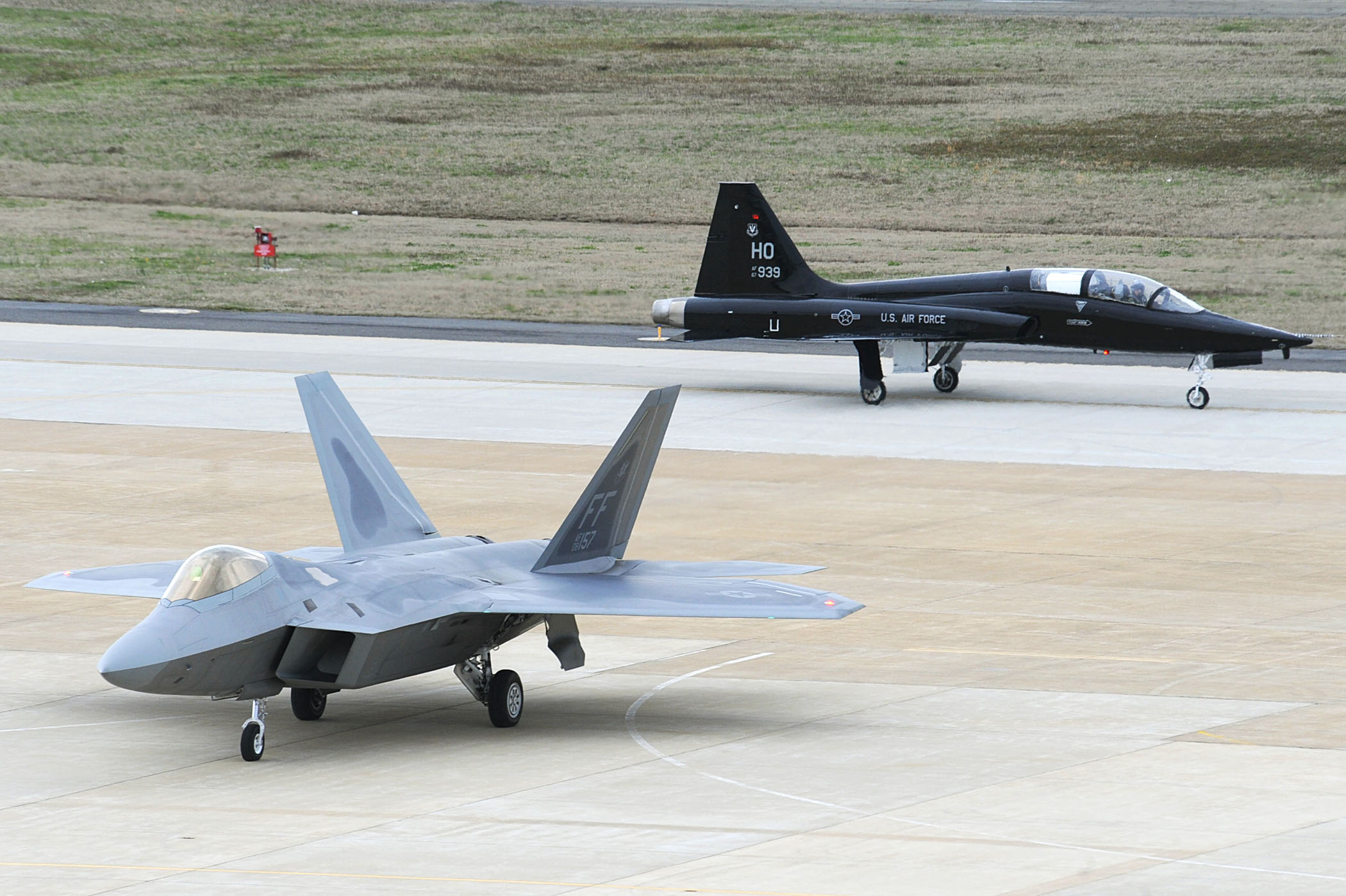 Áthidalhatatlan, több generációs szakadék van a két típus között <br>(fotó: USAF)