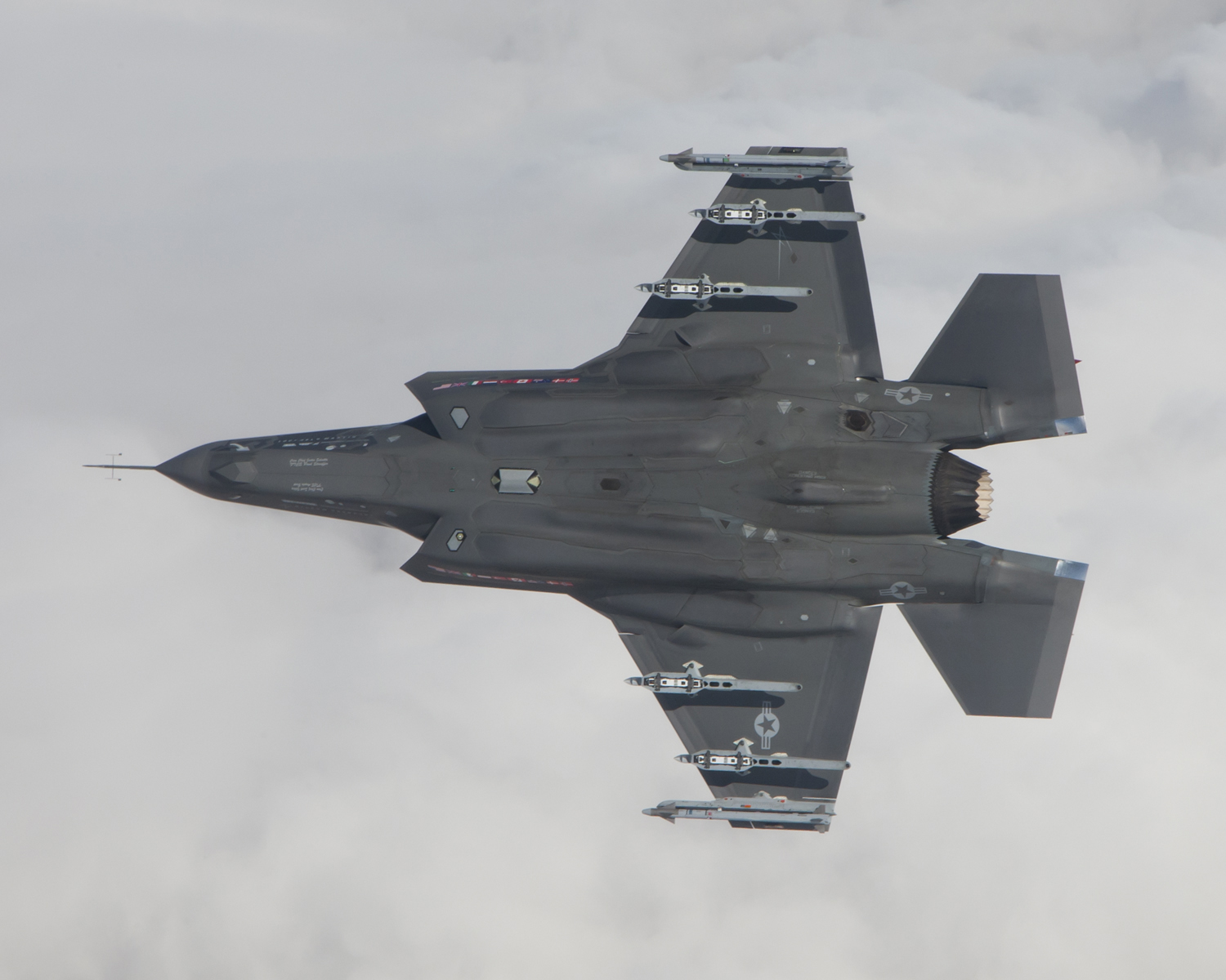 Amikor nem settenkedik: F-35A külső fegyverzettel <br>(fotó: Lockheed Martin)
