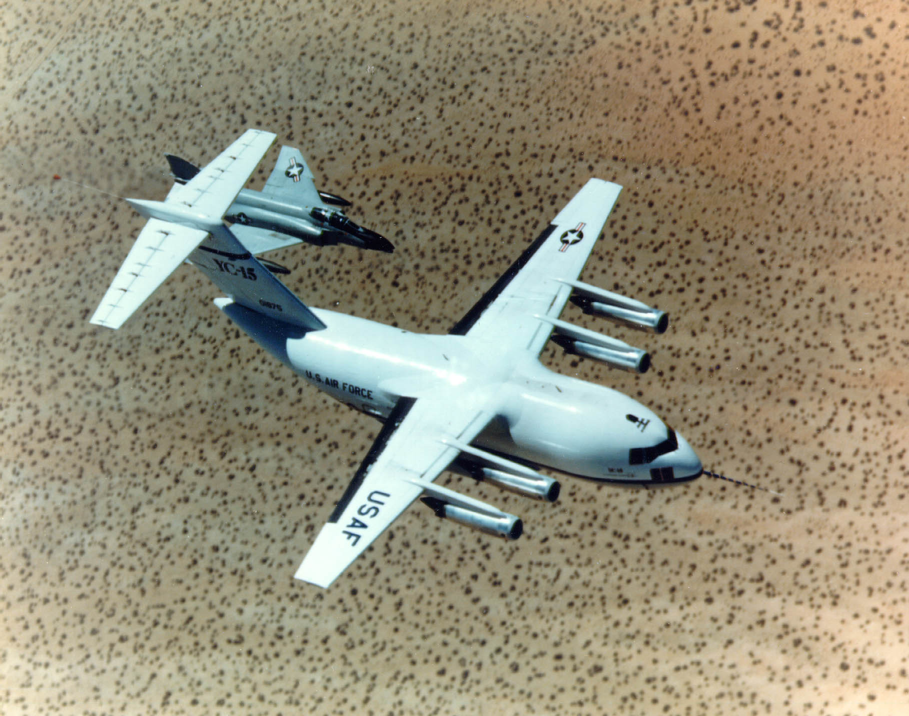 Az YC–15-ösök egyike a tesztrepülések korai szakaszában <br>(fotó: wikimedia.org)