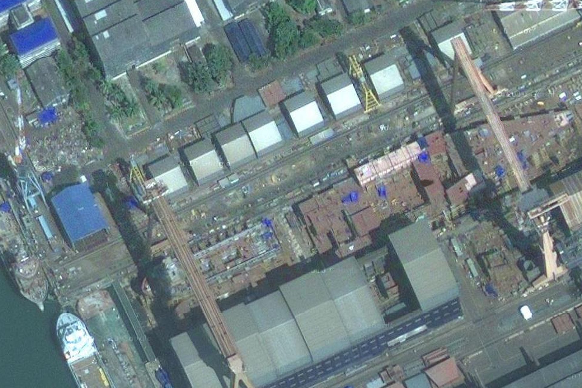 A műholdas fényképfelvételen egy repülőgép-hordozót rejtettek el <br>(fotó: jeffhead.com)