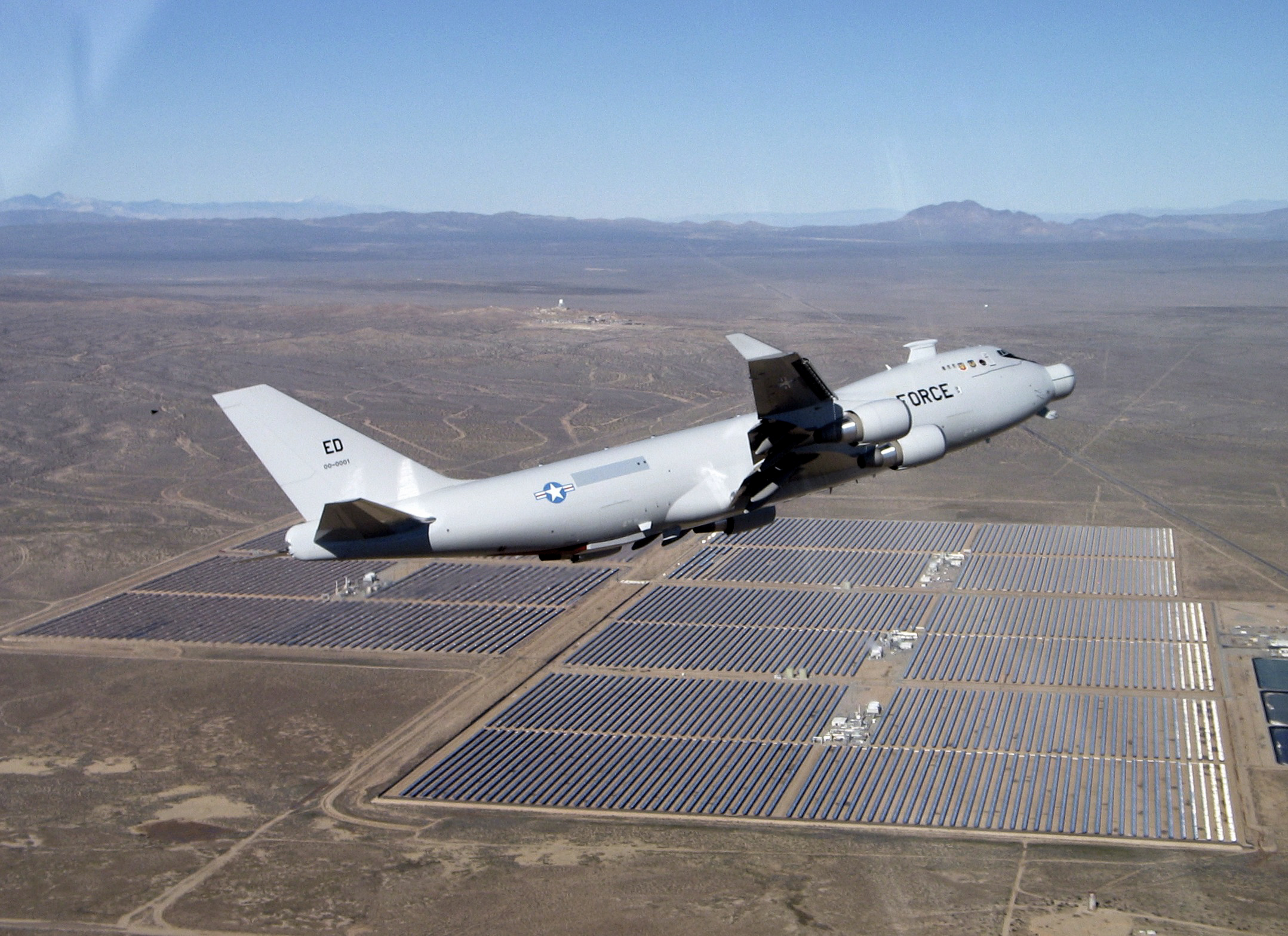 Talán a legkülönlegesebb átalakítás: a Boeing légi lézerágyútesztgépe, az AL–1 <br>(fotó: USAF)