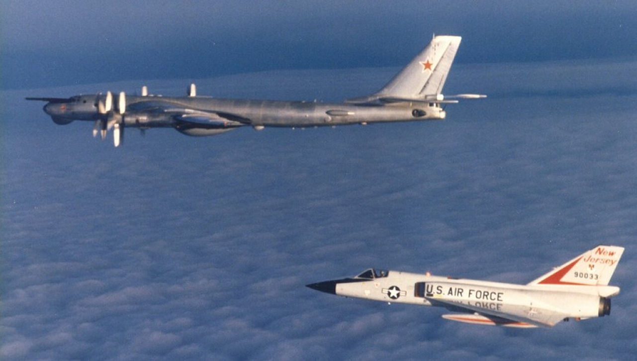 A régi szép idők, amikor még amerikai F–106 Delta Dart elfogó vadászgépek kergették a szovjet Medvéket... <br>(fotó: af.mil) 