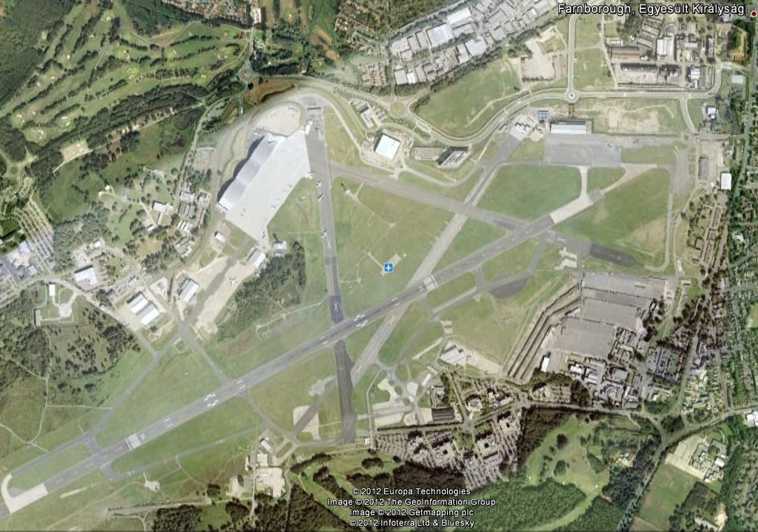 A britek háromszög-pályaelrendezése jól megfigyelhető Farnborough repülőterének mai képén is: most már két pályát inkább csak gurulónak és parkolásra használnak, a fő szélirány szerintit alaposan kiszélesítették, meghosszabbították