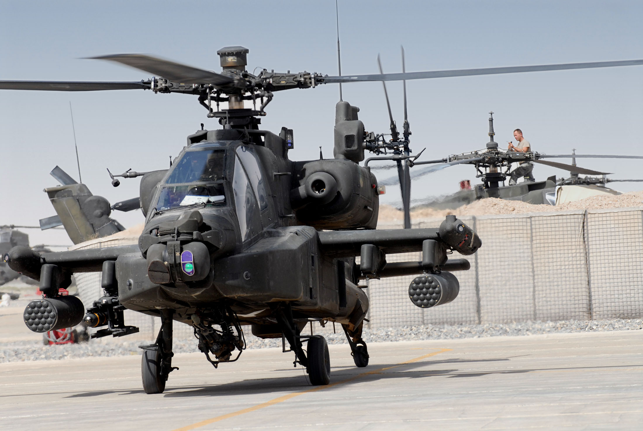 Afganisztáni csendélet, Apache-felvonulás <br>(fotó: nato.int)