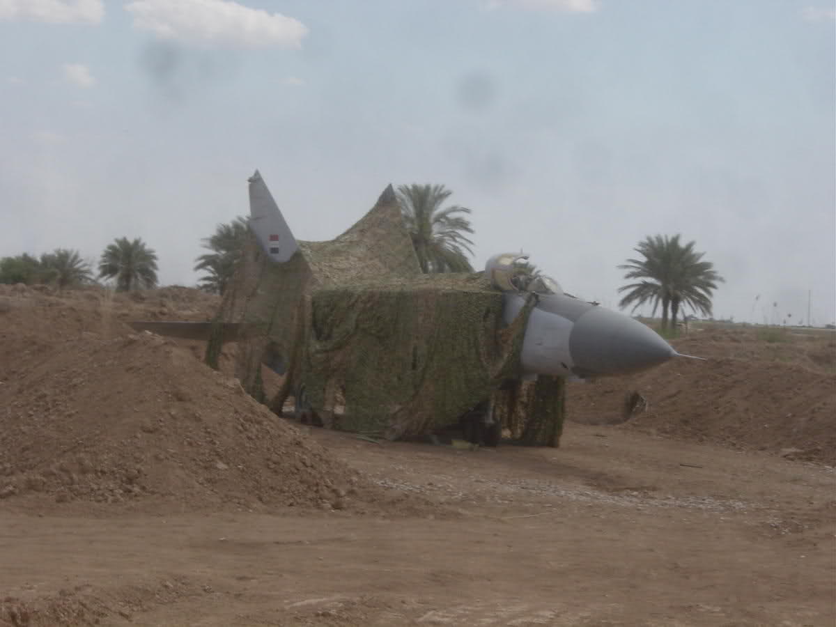 Az egykor diadalmas iraki MiG–25-ösök 2003-ban már gyakran a föld alól kerültek elő <br>(fotó: militaryphotos.net)