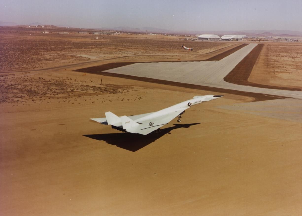 Landol az Edwardson az XB–70: a polgári célú kísérleti repülések programja is lezárult