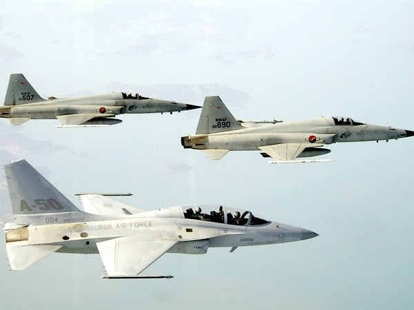 Mellettem az utódom: dél-koreai F–5E-k és egy A–50-es kötelékben <br>(fotó: aereo.jor.br)