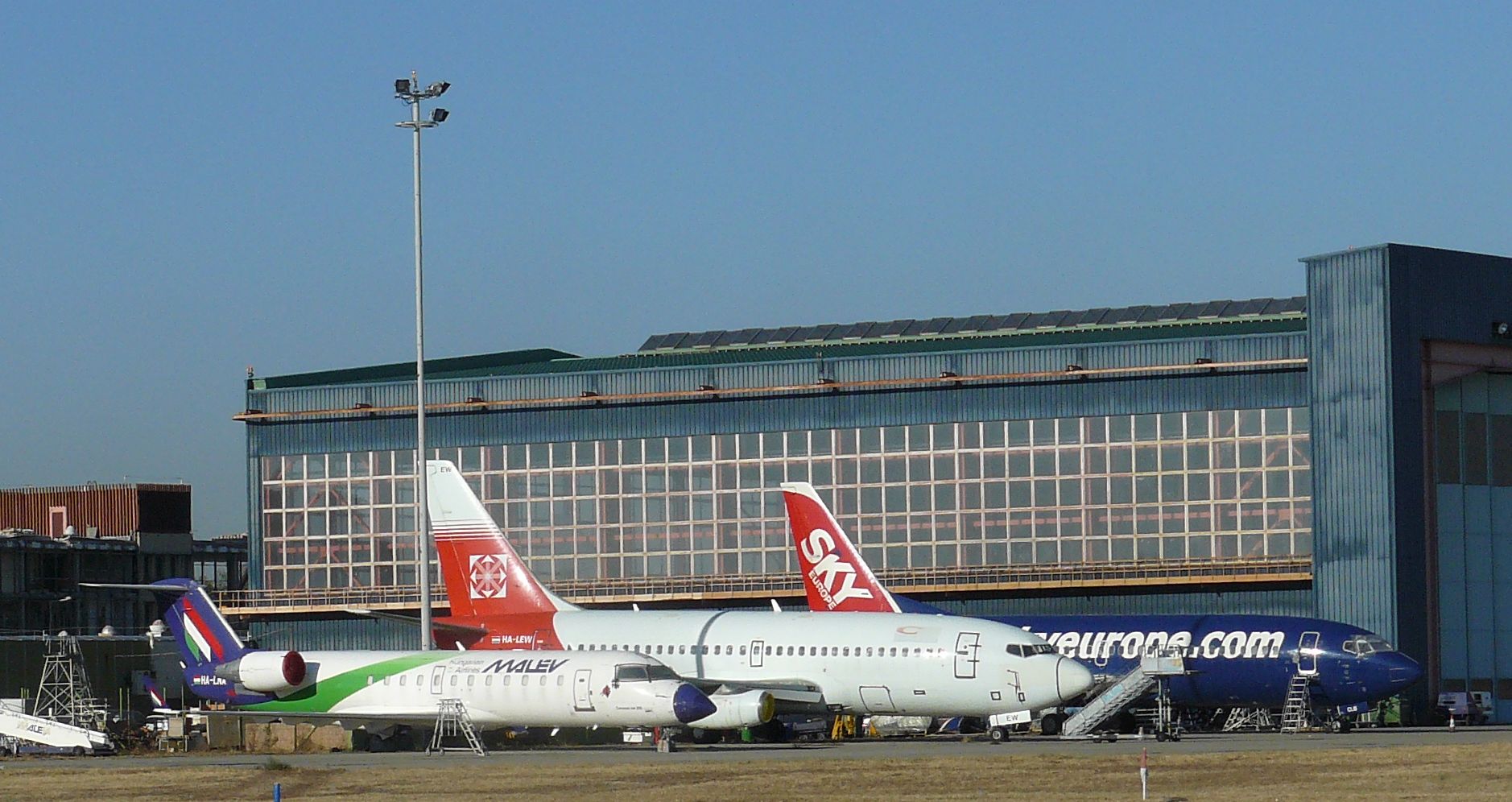 A 737-es még az Aeroplex hangár mellett, nem egyedül persze <br>(fotó: Márványi Péter) 