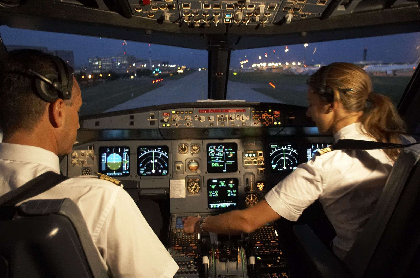 Fokozott biztonság: amit az egyik pilóta csinál, azt a másik ellenőrzi