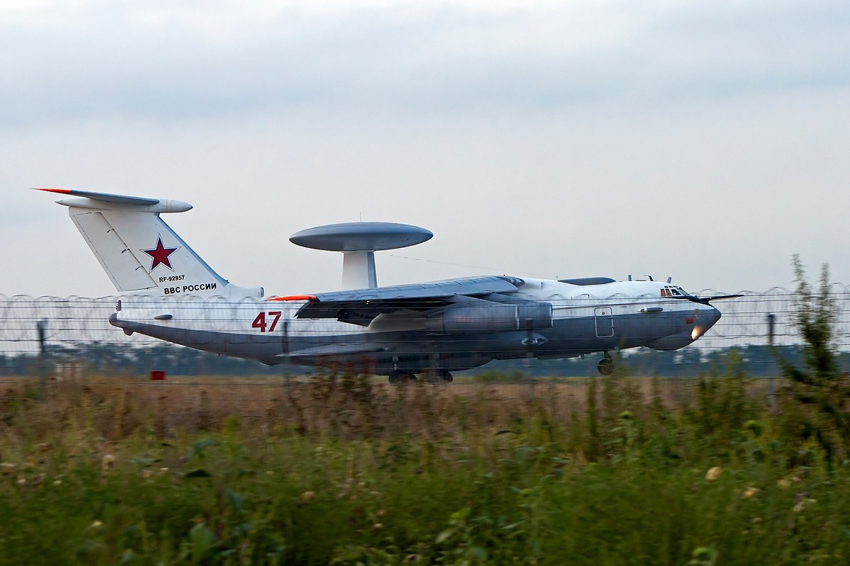 A modernizált vörös 47-es felszállás közben <br>(fotó: russianplanes.net, Taganrog Spotter) 
