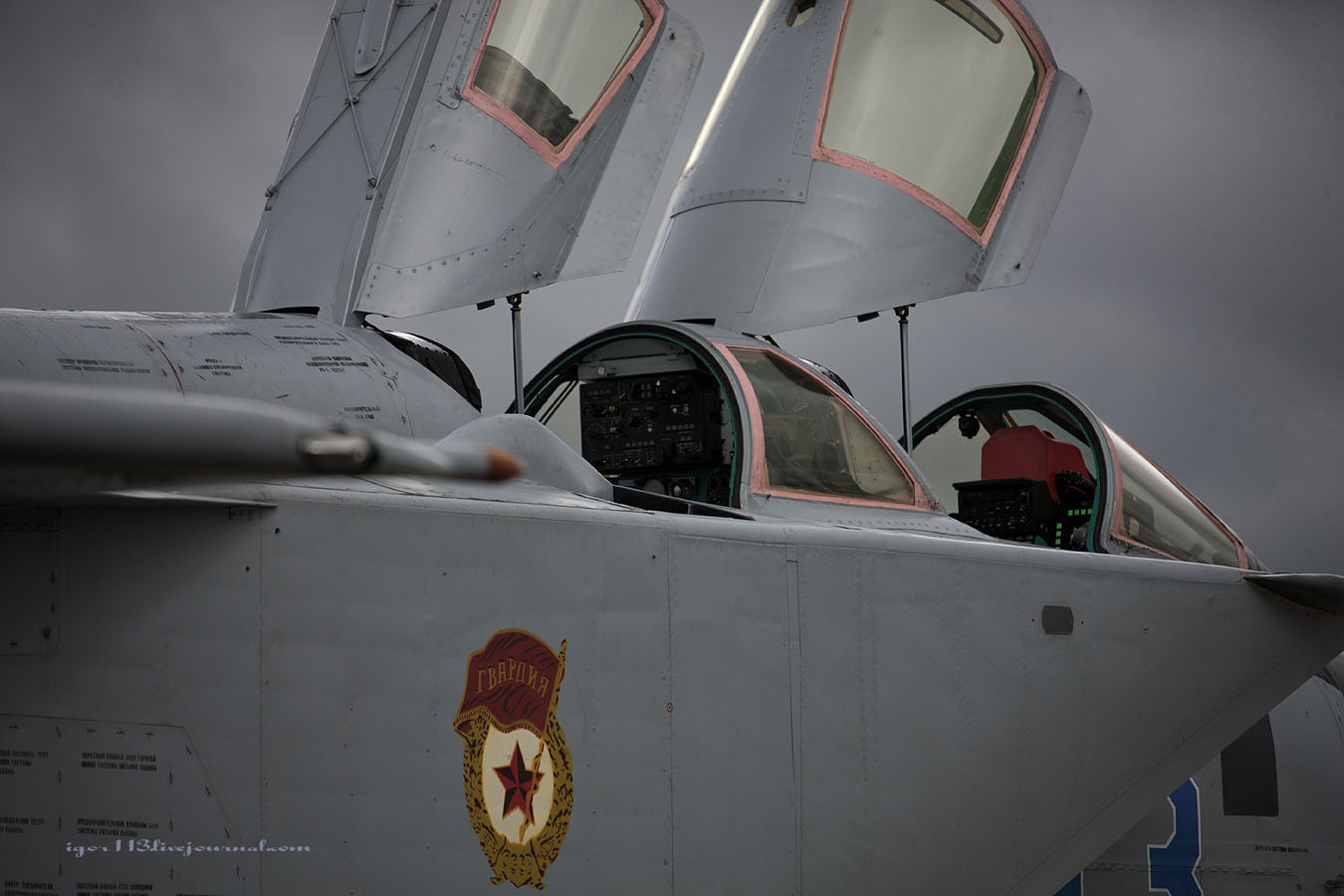 A MiG–31BM-ek pilótafülkéje is modernizálódott: a sasszeműek láthatják az új TFT LCD-kijelzők csücskét a műszerfalon <br>(fotó:livejournal.net, igor113)