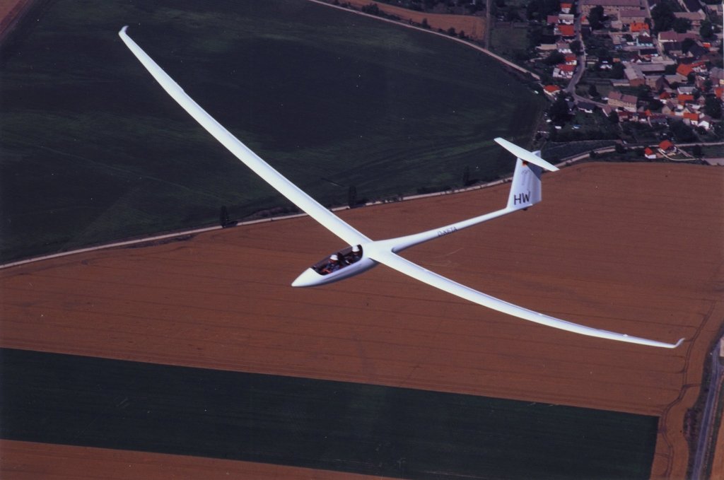 Az eta a maga valószínűtlenül hosszú szárnyaival – de ez egyben a gyorsaság korlátja<br>(fotó: http://www.eta-aircraft.de)