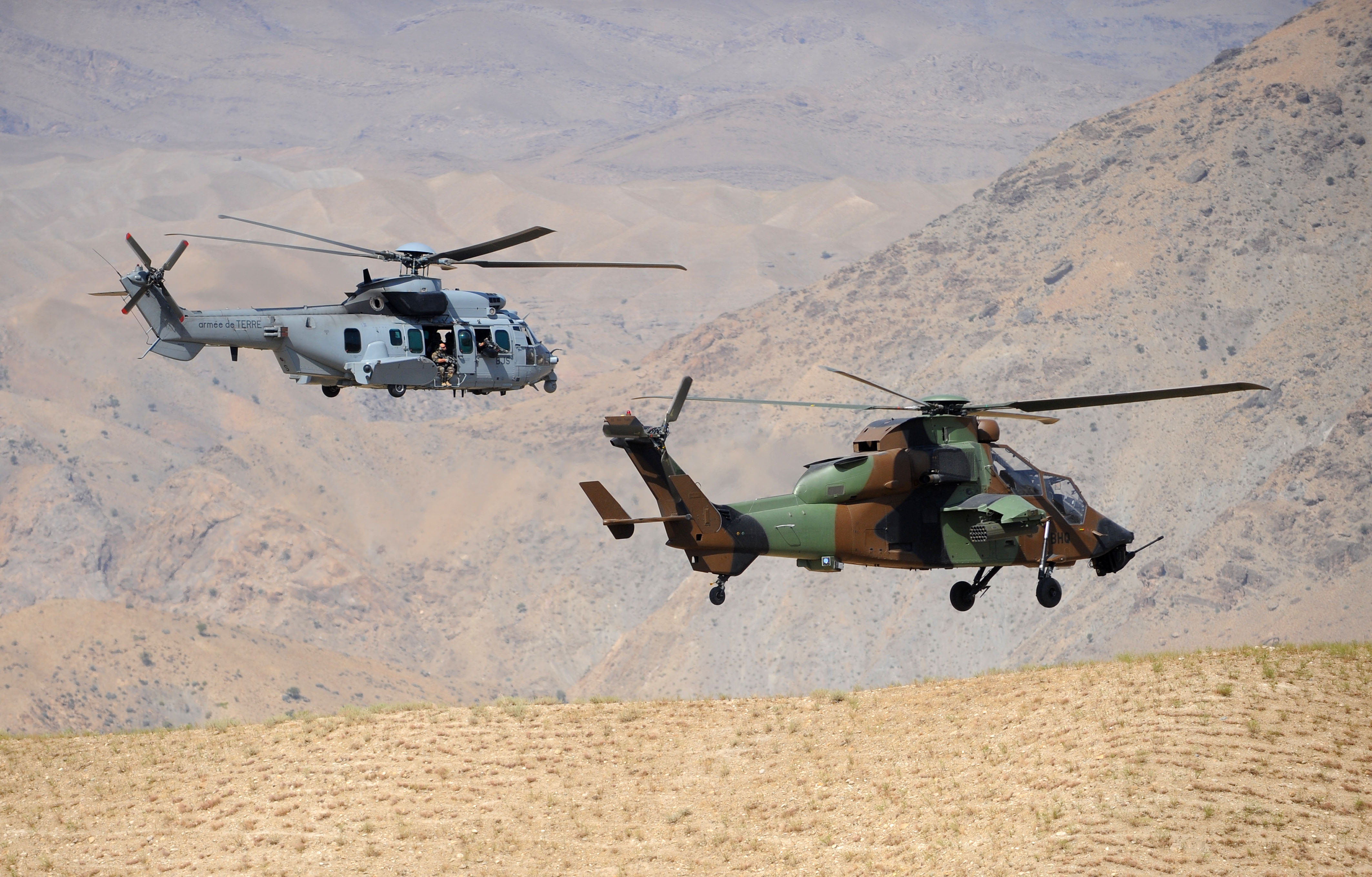 Az EC 725R2 Caracal kutató-mentő gépet egy francia Tiger kíséri Afganisztánban <br>(fotó: aviationweek.com)