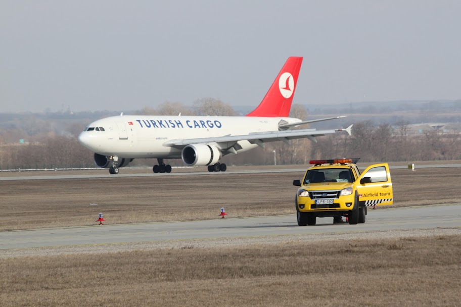 Az A310-es cargogép leszállás után Ferihegyen <br>(fotó: Budapest Airport)