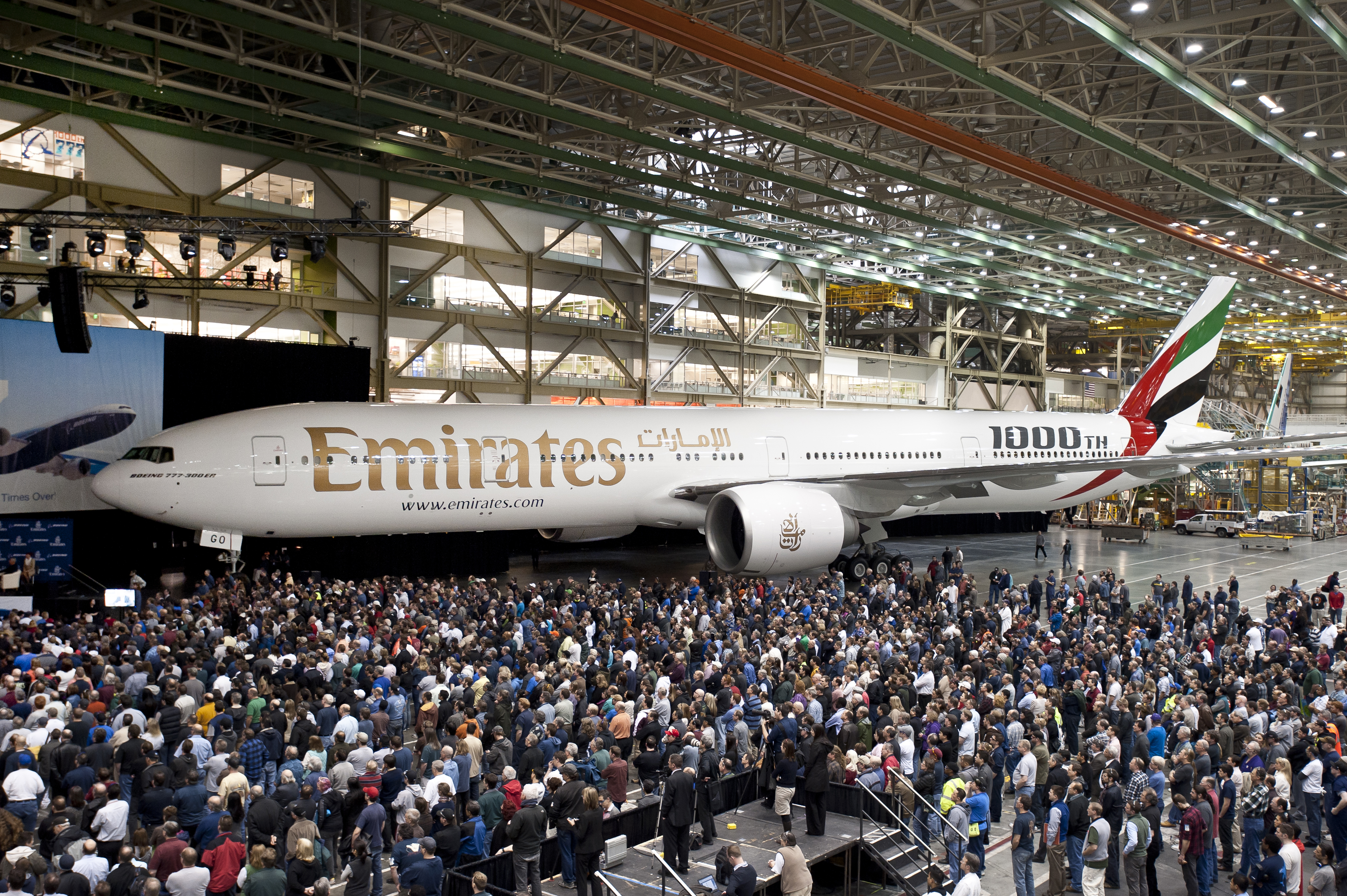 Az ezredik 777-es és az őt ünneplők <br>(fotó: Boeing)