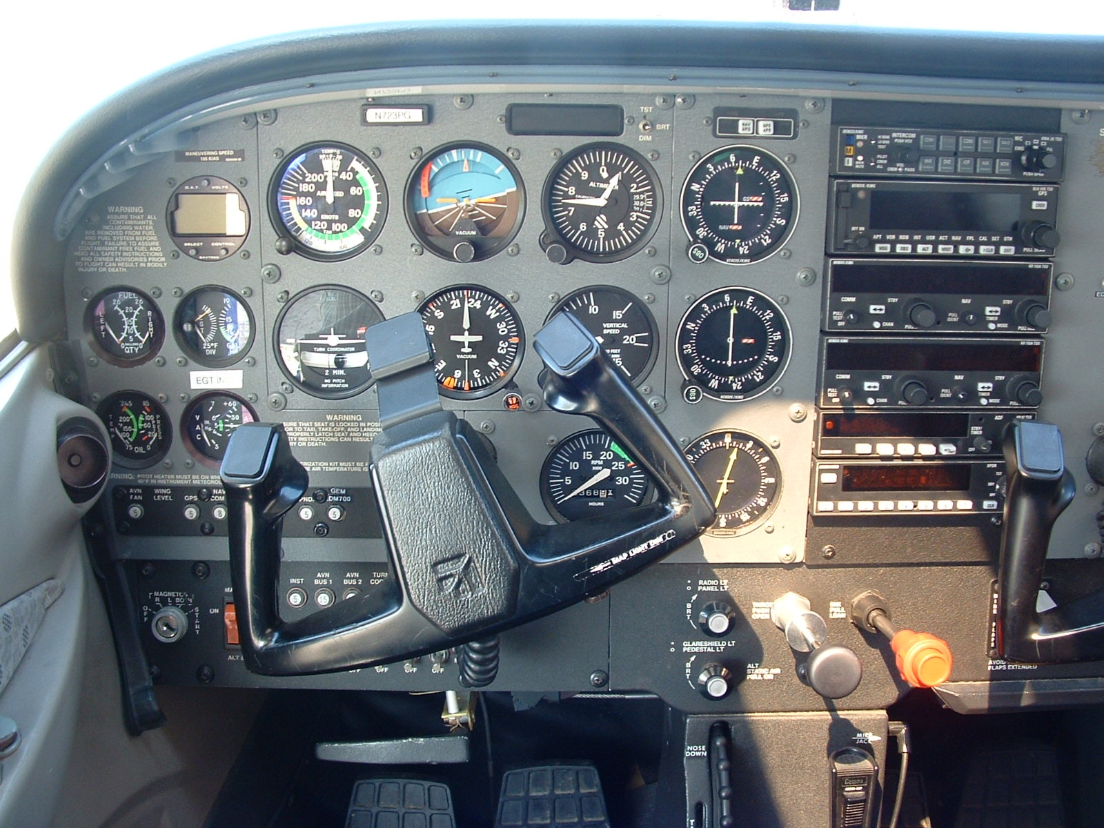 Egy műszerfal, amit pilóták százezrei ismernek: Cessna 172 <br>(fotó: odachoo.wordpress.com)