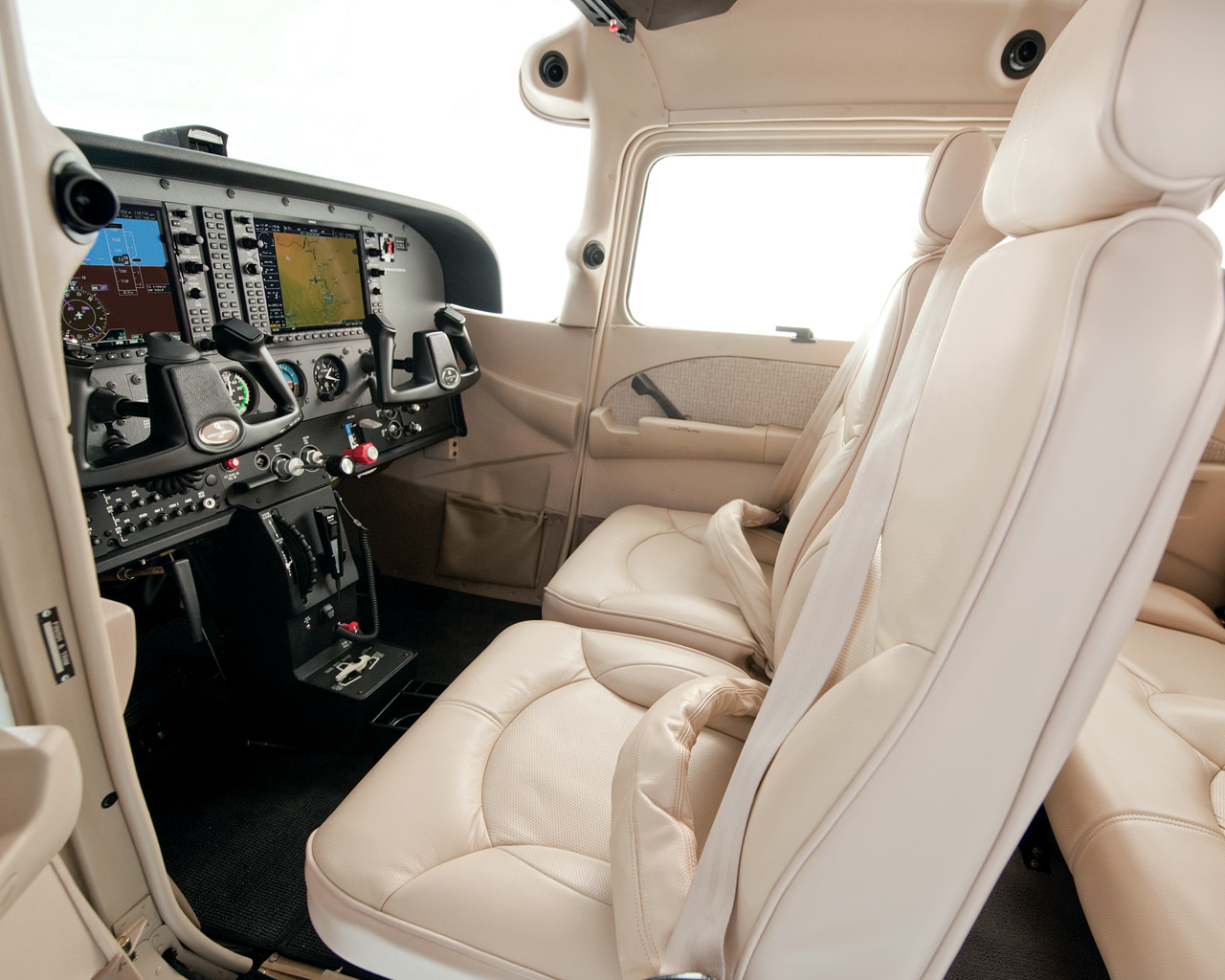 Kényelem az utasnak és a pilótának: bőr és LCD mindenhol <br>(fotó: Cessna)