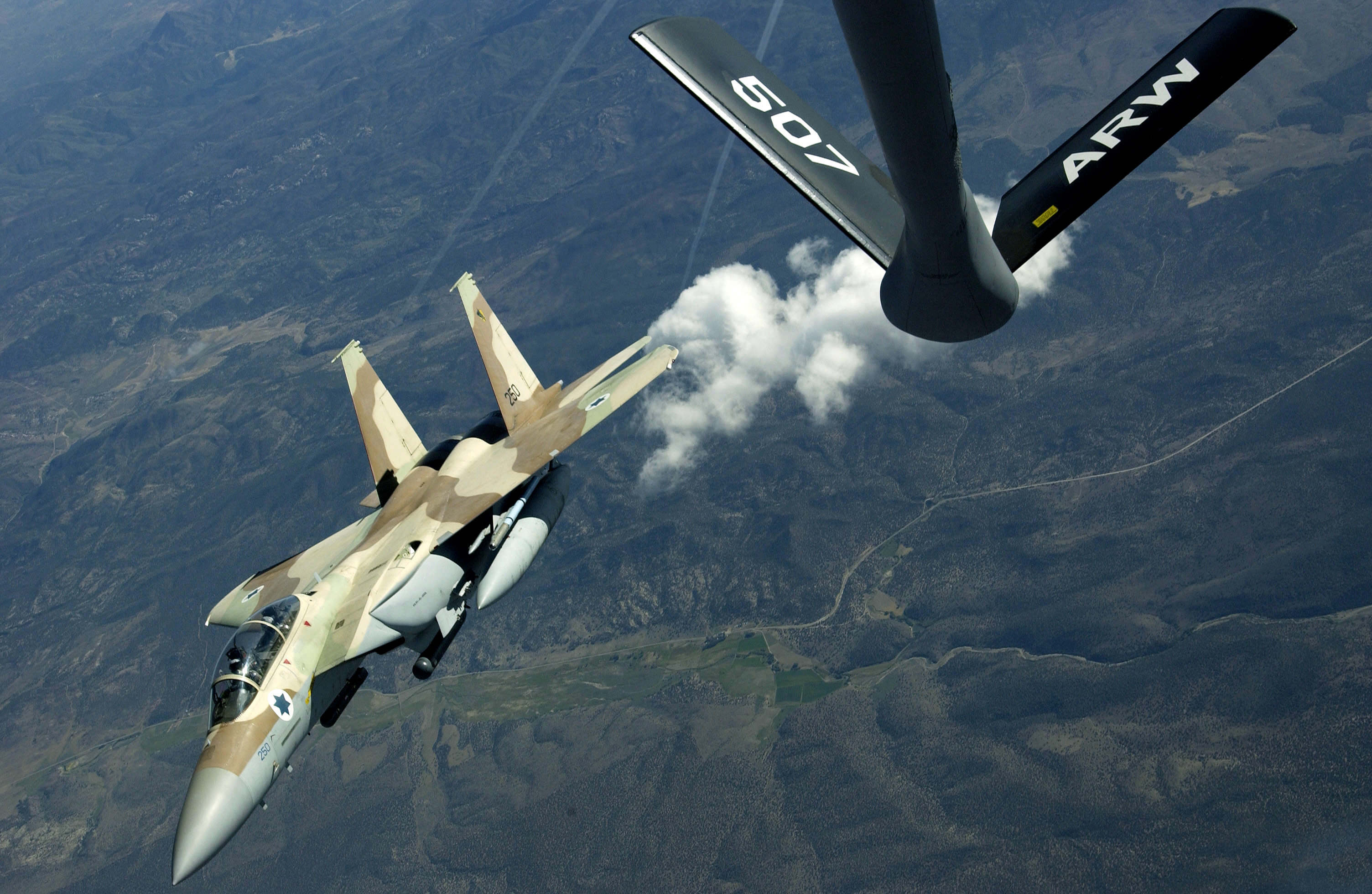 Ez (még) csak gyakorlat: izraeli F-15I vett fel üzemanyagot egy amerikai Stratotankerből <br>(fotó: USAF)