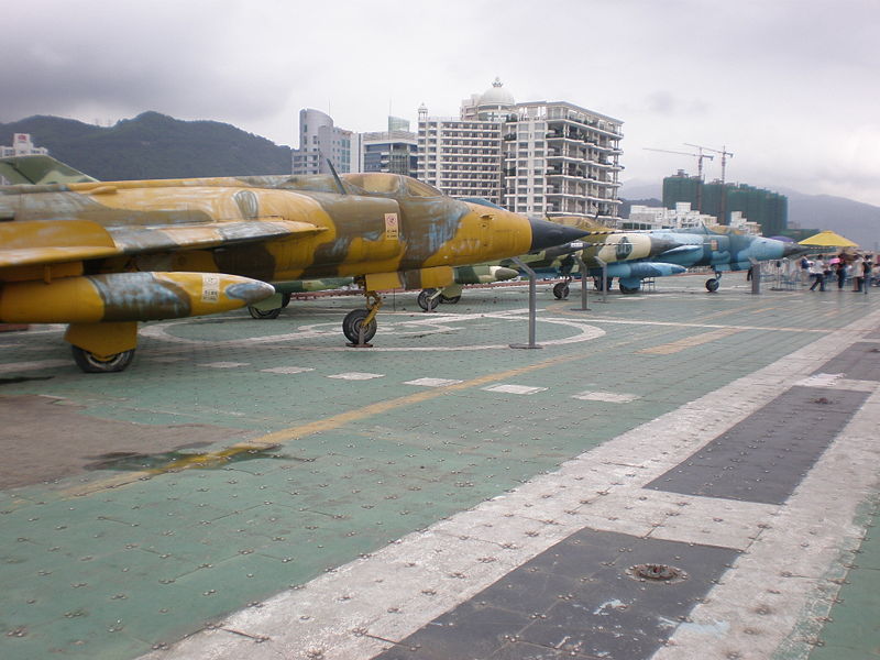 Harci gépek az egykori Minszk fedélzetén <br>(fotó: wikimedia)