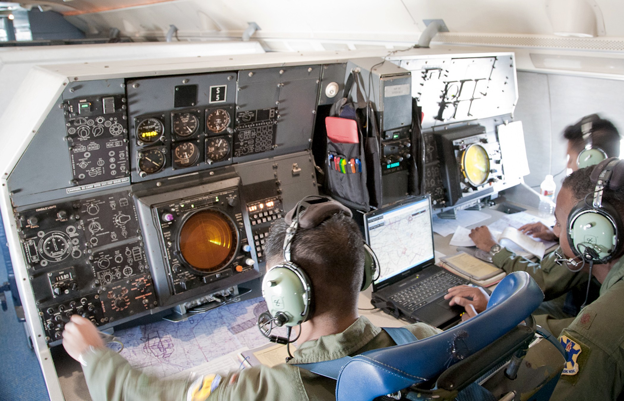 A repülő tanterem kiképző munkahelyei gyakorlás közben <br>(fotó: USAF)
