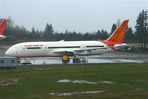 Az Air India első 787-ese Everettben még hajtóművek nélkül <br>(fotó: flightglobal.com)