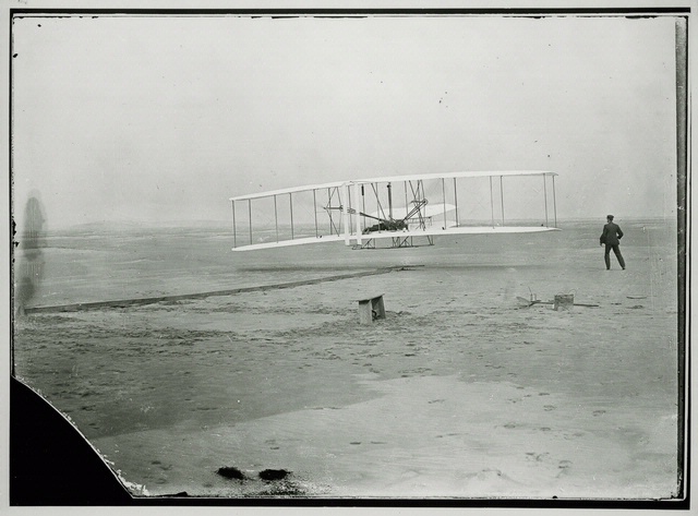 Ahol minden elkezdődött... az első díjazott: Orville Wright és a Flyer 1903-ban <br>(fotó: Smithsonian)