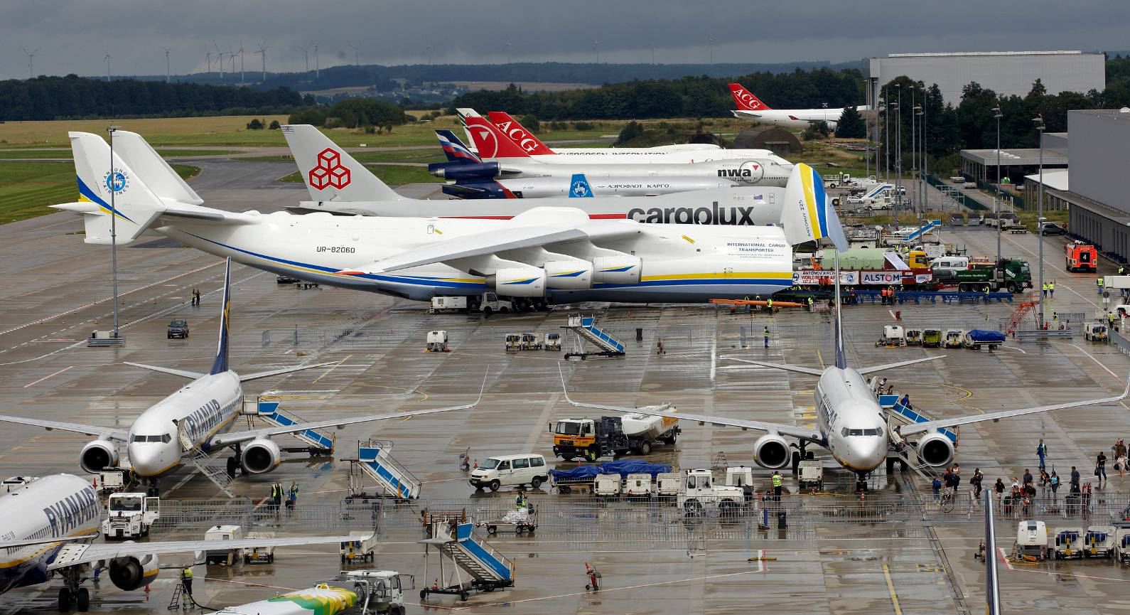 Frankfurt-Hahn cargoközpontja, a tehergépek közt épp a világ legnagyobb repülőgépe, az An–225 rakodik <br>(fotó: Frankfurt-Hahn)