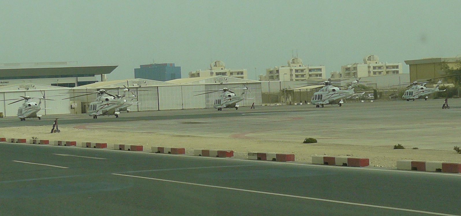 Bérelhető helikopterek bőven parkolnak a reptéren, csak legyen hová leszállniuk a városban