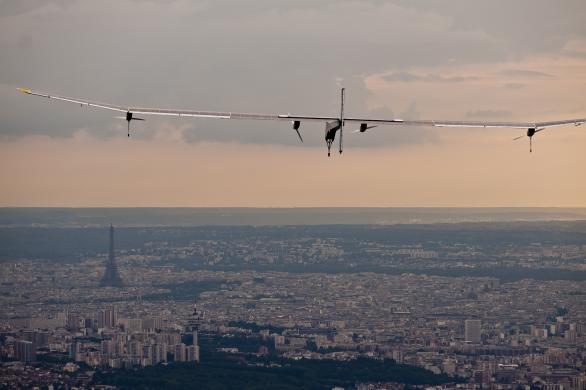 A gép tavaly Párizs felett – akkor is repül, ha nem süt a nap<br>(fotók: Solar Impulse)
