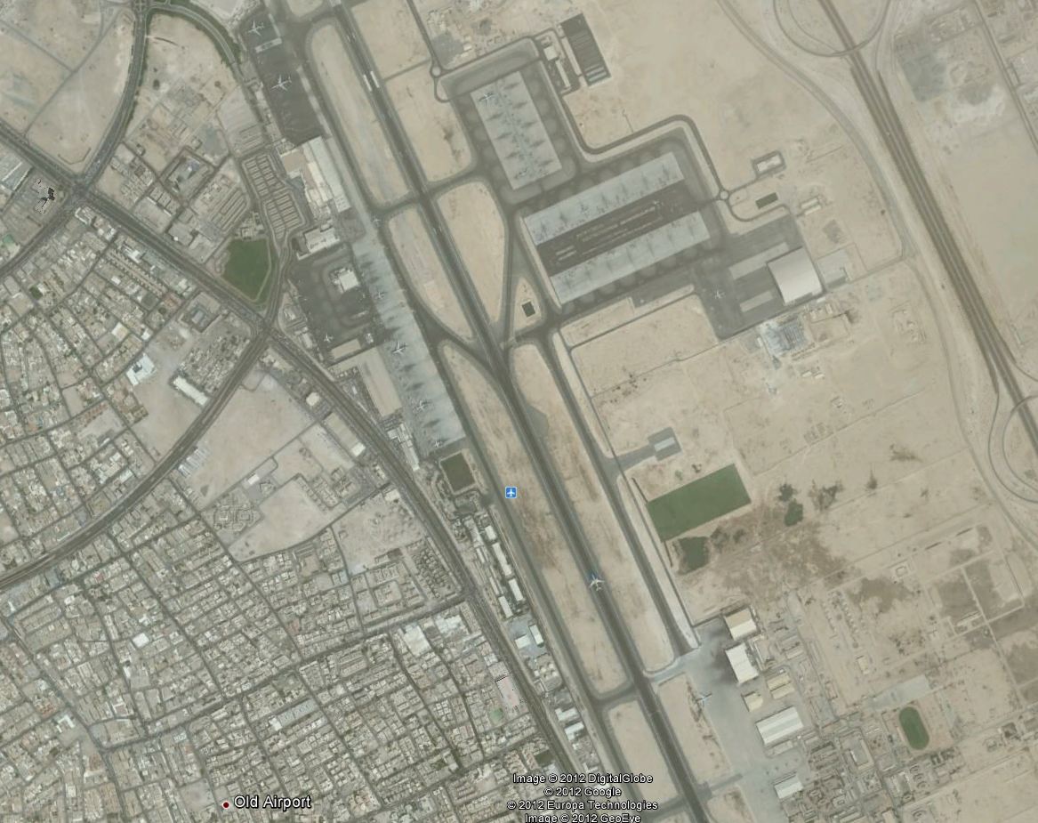 A mostani reptér műholdképe: a nyugati oldal teljesen tele, a keleti oldalon fent terminál nélküli állóhelyek, VIP-központ, és délebbre karbantartó hangárok