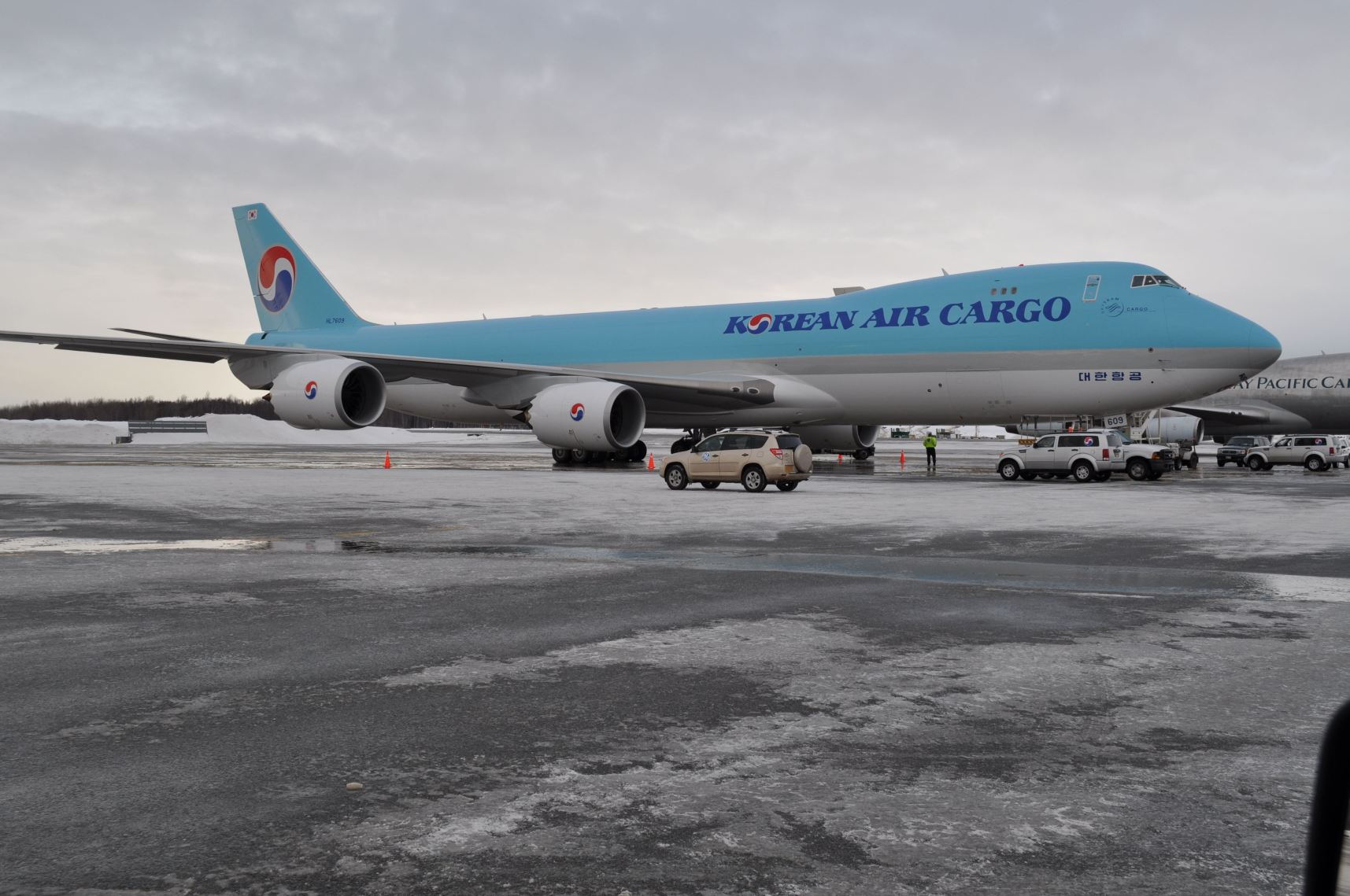 A Korean Air vadonatúj 747-8F-es cargogépe Alaszkában...