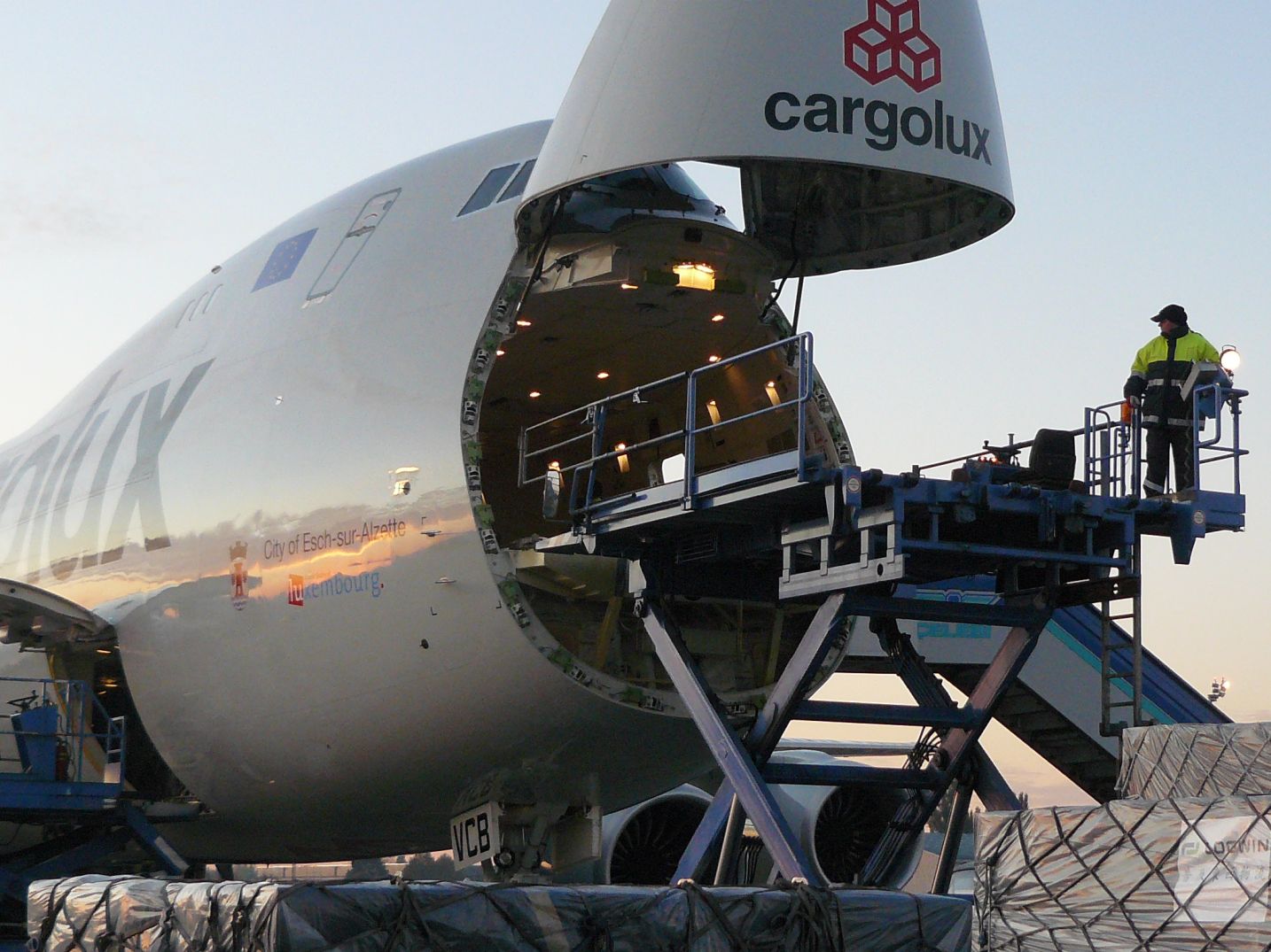 Néhány nappal forgalomba állítása után már Ferihegyen rakodott a típus első példánya, a Cargolux óriásgépe <br>(fotó: Márványi Péter)