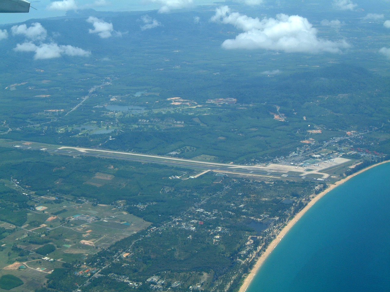 A repülőtér ennél közelebb nehezen lehetne a tengerhez... <br>(fotó: wikimedia.org)